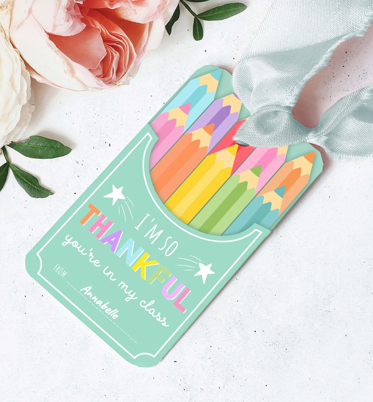 Colorful card with pencils and text 'I'm so thankful you're in my class' on a white background with flowers. Printable Back To School Tag Template, I'm So Thankful You're In My Class Pencil Holder Tag, New School Year Classroom Gift, Crayon Gift
