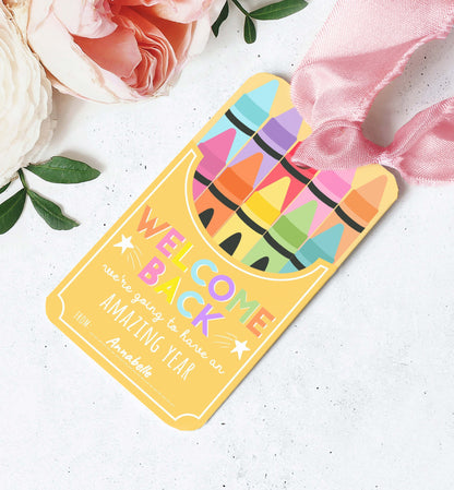Colorful 'Welcome Back' card with crayon design on a white background with flowers and ribbon. Printable Back To School Tag Template, Welcome Back To School Pencil Holder Tag, New School Year Classroom Gift, Crayon Gift