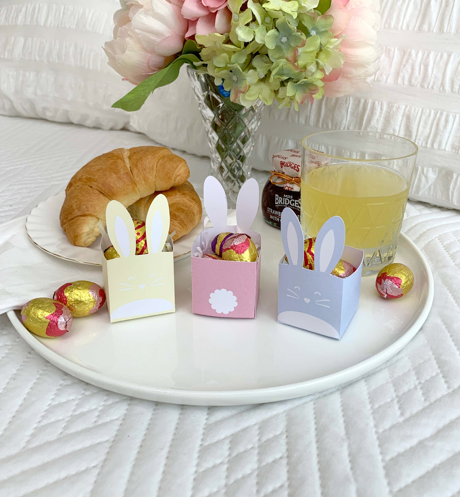 This printable box features a delightful Easter bunny design. It's the perfect size for holding small treats or goodies, making it a great option for Easter egg hunts, Easter baskets, or even just as a cute decoration on your Easter table.